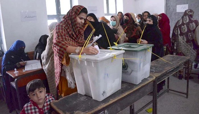 women are voting in the first phase of municipal elections. app/file