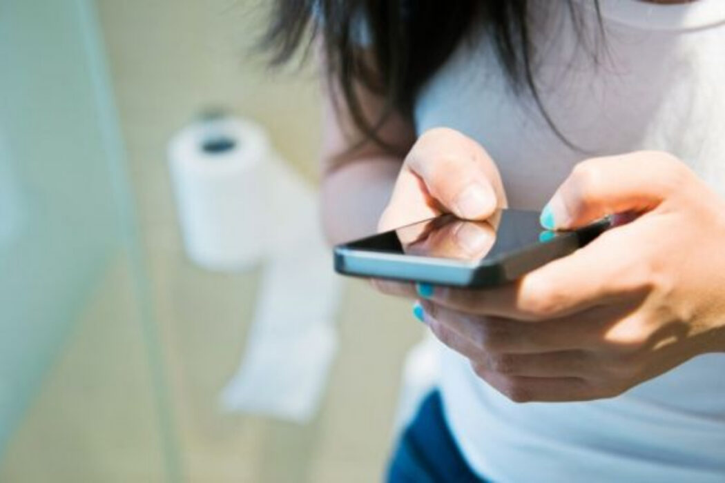 Mobile phones have 10% more bacteria than toilet seats, reports