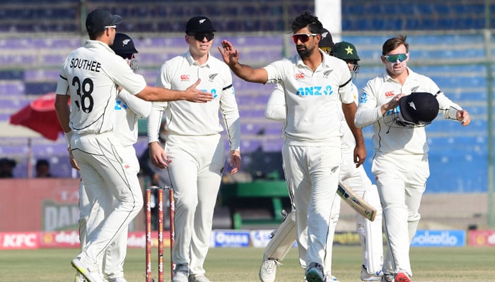New Zealand eye victory as Pakistan slide to 125-5 in second Test