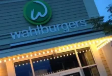 is wahlburgers open on christmas day
