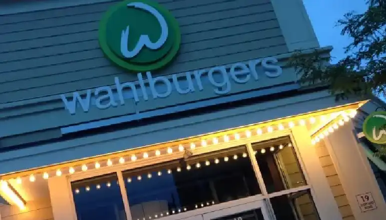 is wahlburgers open on christmas day
