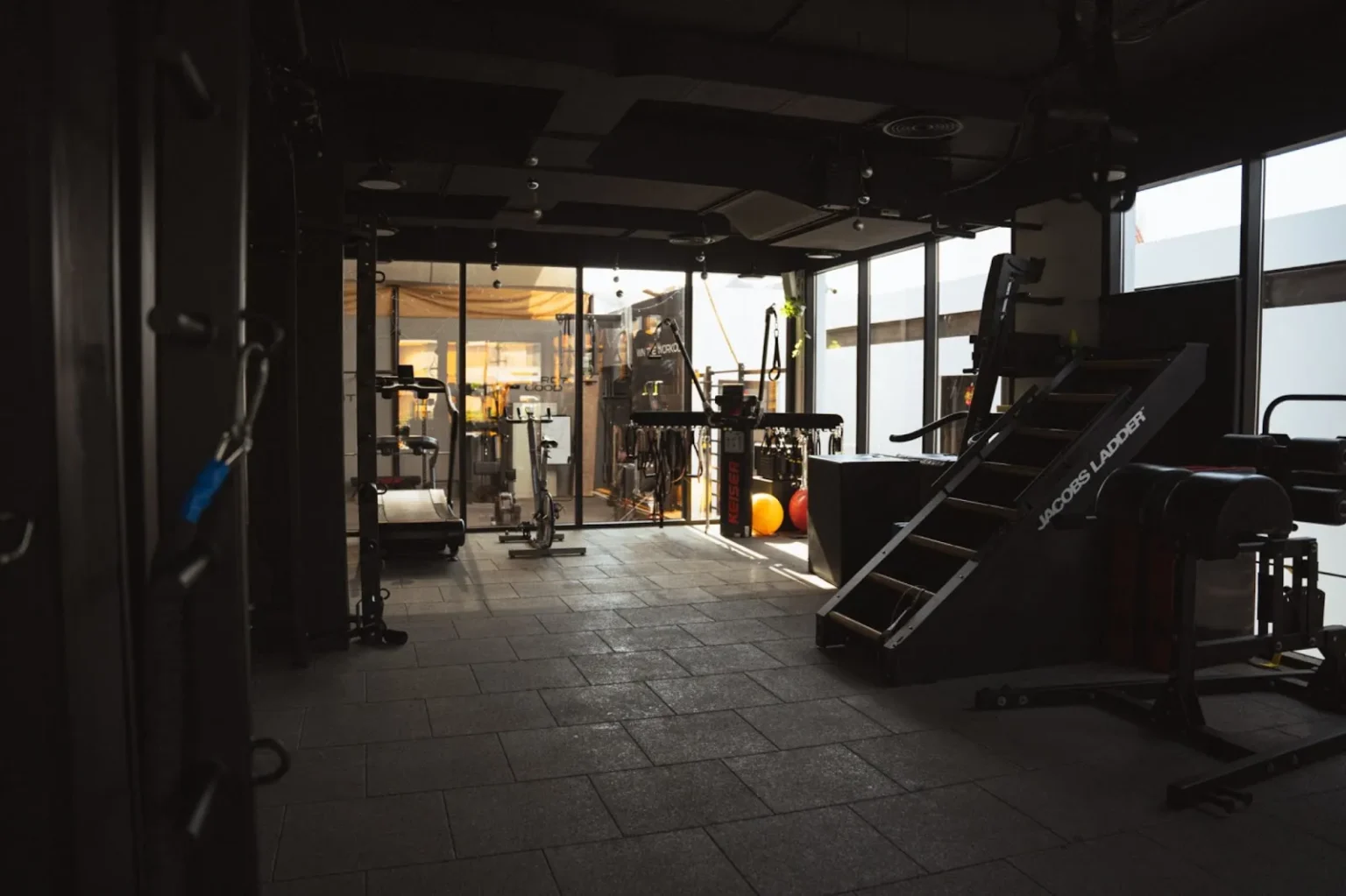 why it is easier for people to visit a personal fitness studio like youskilled home instead of a standard gym